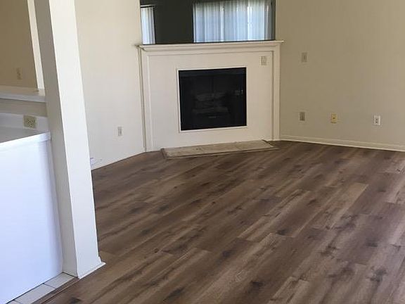 4th image of 12948 Moorpark St #7