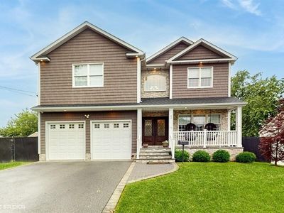 60 E Minerva Road, Lindenhurst, NY, 11757