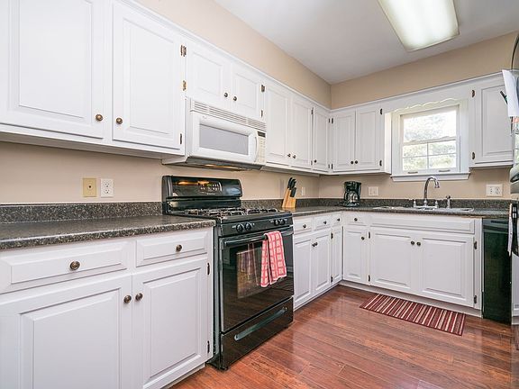 3rd image of 739 Woodland Dr