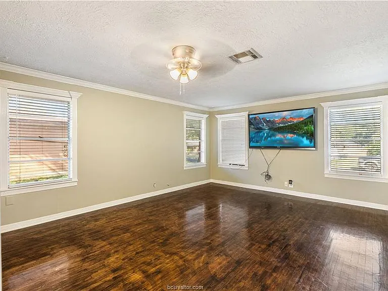 209 Helena St — Photo 2