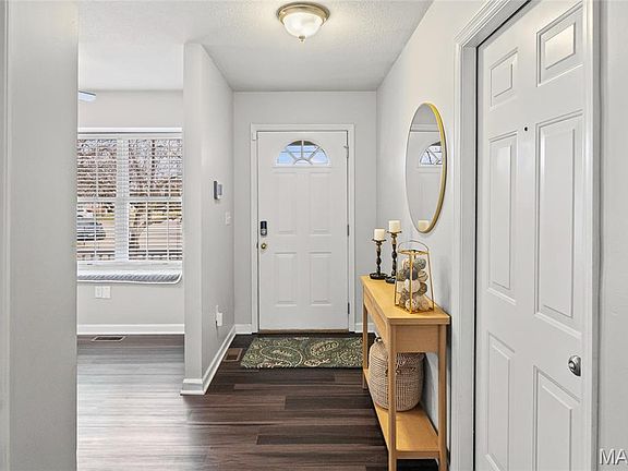 5th image of 37 Jennifer Dr