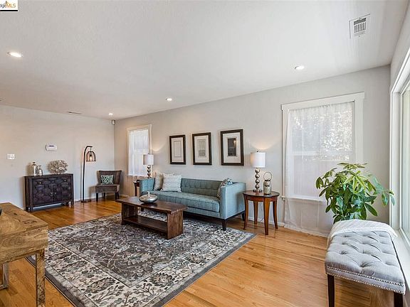 4th image of 2824 San Luis St