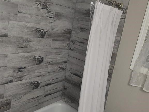 5th image of 179 Curtiss St