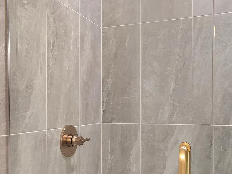 Shower (3rd floor)