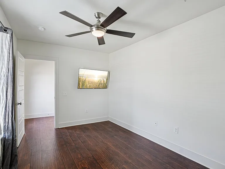 422 N Marlborough Ave — Photo 49