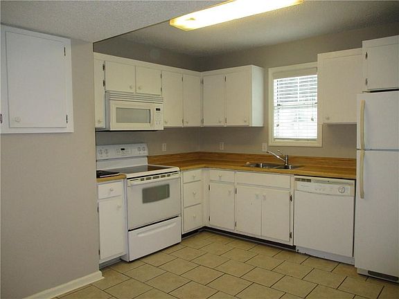 4th image of 103 E Island Square Dr