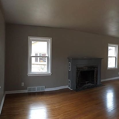 Living room (13' X 28'3")