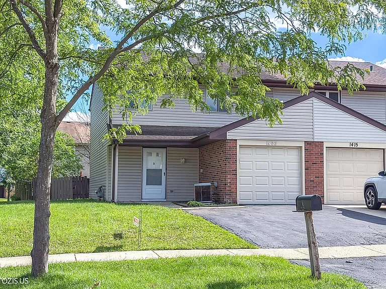 1405 Merrimac Ln N — Photo 2