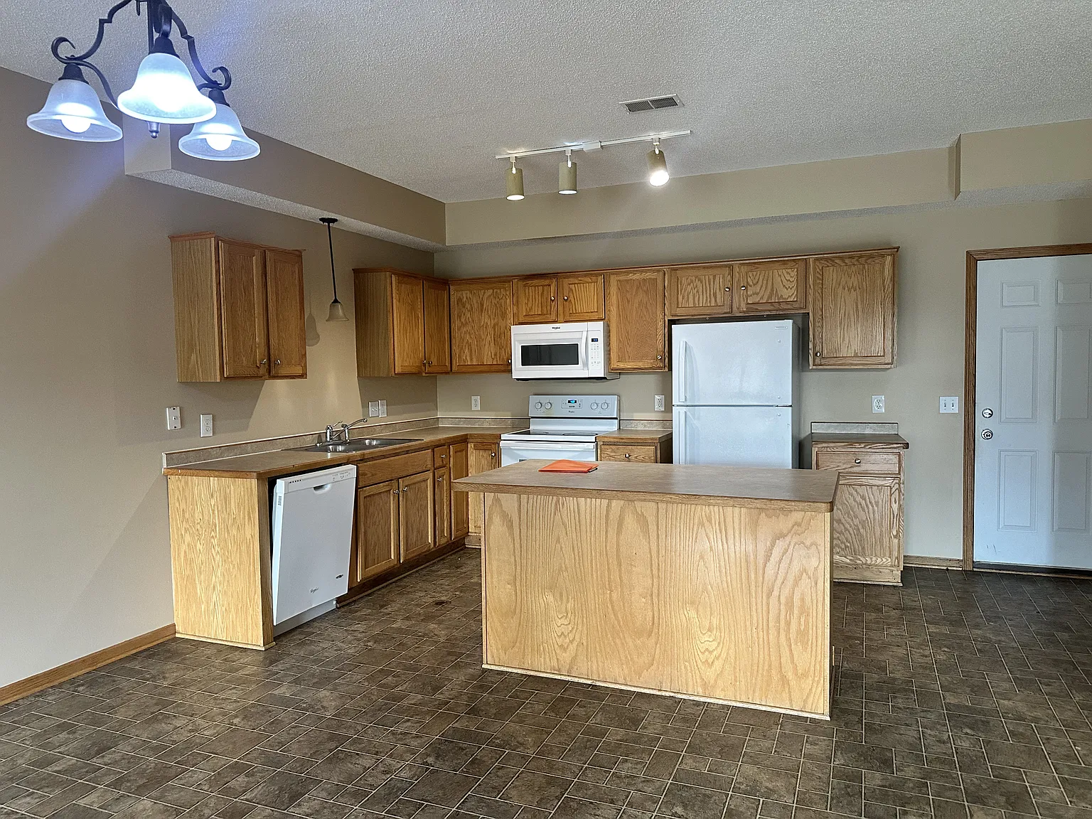 3 bed, 1952 sqft, $2,250 — Photo 2