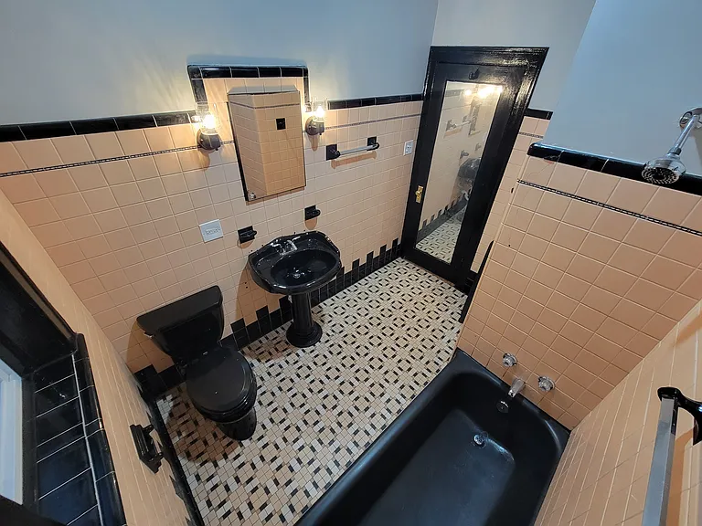 Main Bathroom 4