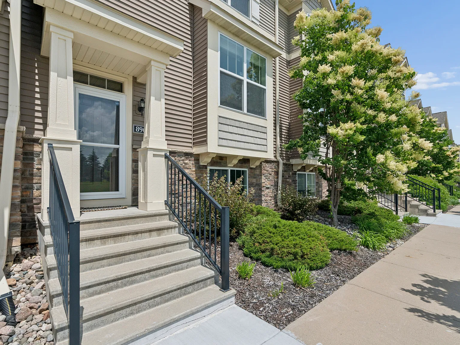 4 bed, 2032 sqft, $3,200 — Photo 2