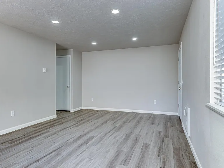 Beautifully Renovated 2 Bed, 1 Bath Townhouse Available July 1st! — Photo 10