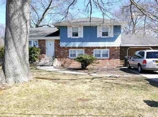 1055 Reilly St, Bay Shore, NY 11706