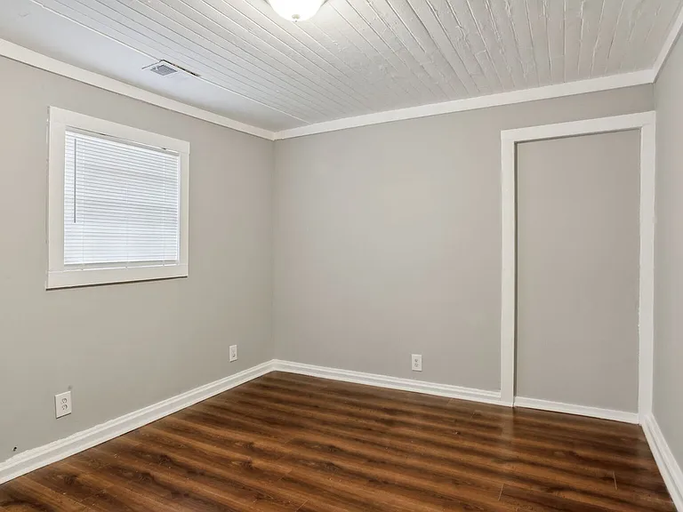 1025 W 47th St — Photo 11