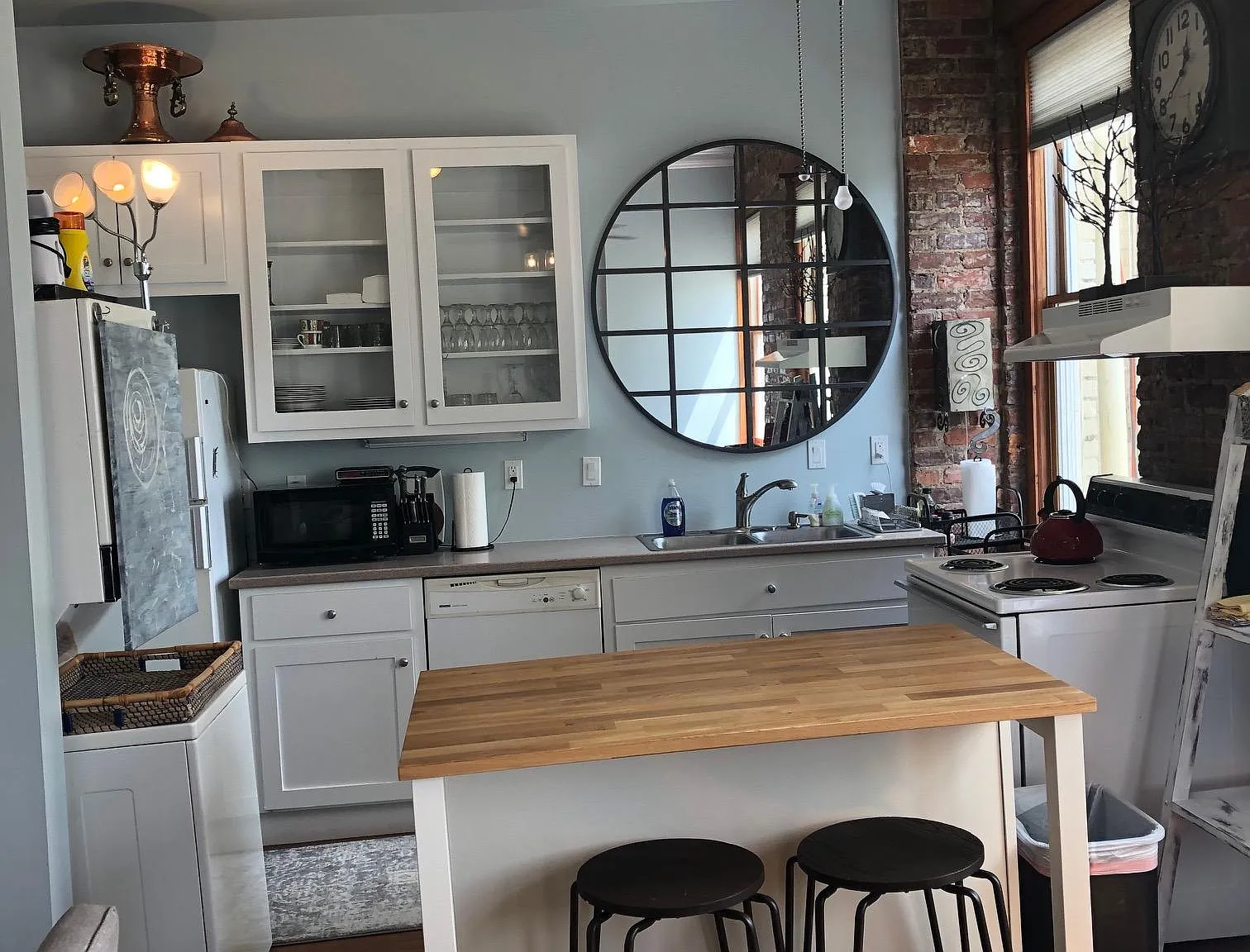 Studio, 700 sqft, $1,600 — Photo 2