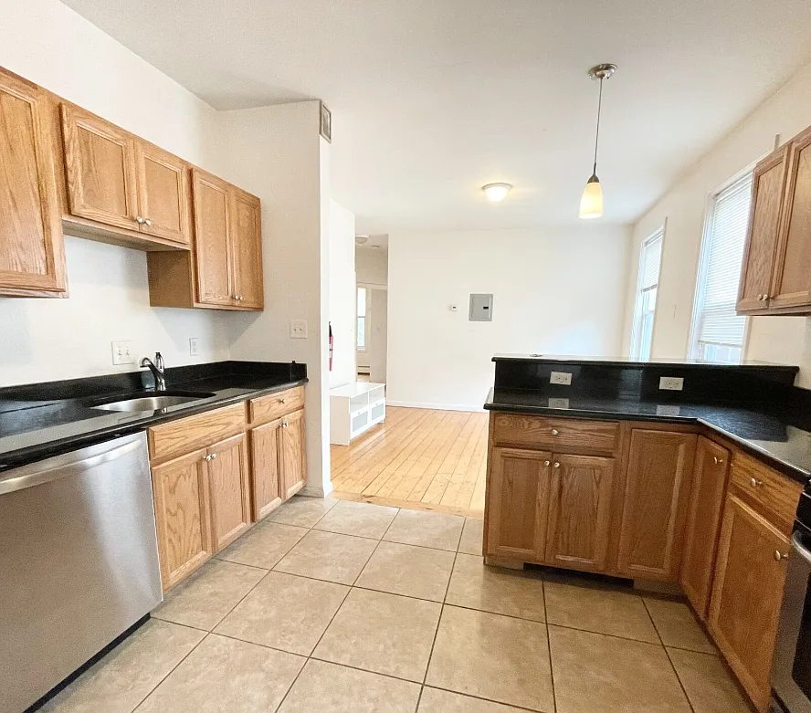 4 bed, $4,000 — Photo 1