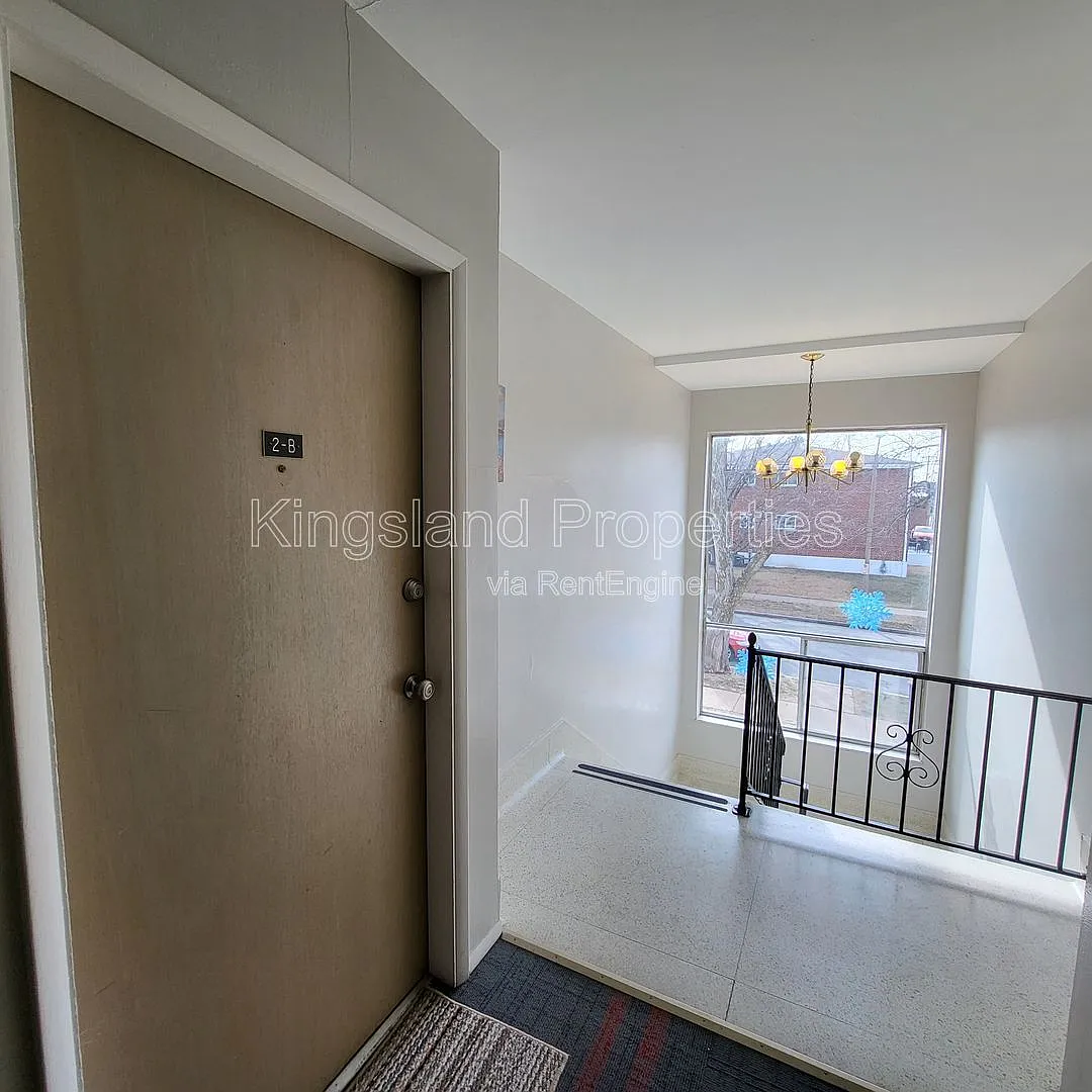 Building Photo - 5353 Walsh St #2B