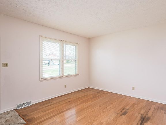 3rd image of 211 Highwood Dr