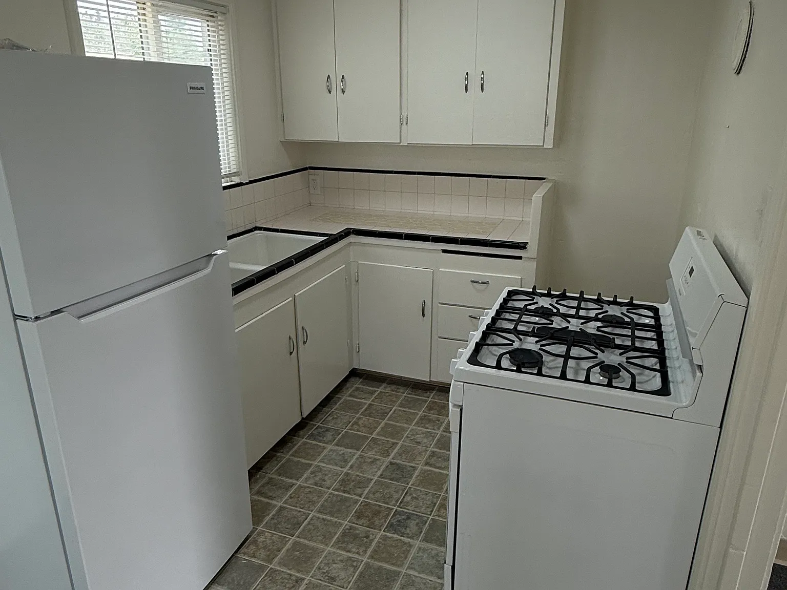 2 bed, 750 sqft, $2,575 — Photo 4