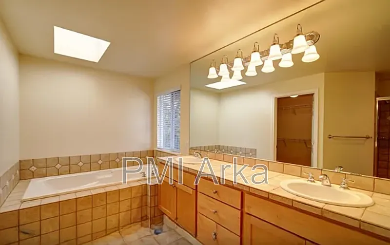 4 bed, 3.5 bath, 3000 sqft, $6,495 — Photo 4