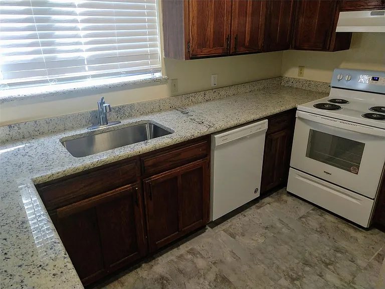 2110 Valleywood Dr — Photo 3