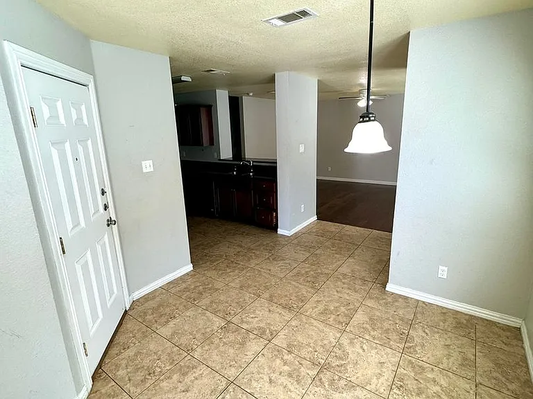 2324 Bloomfield Dr — Photo 3