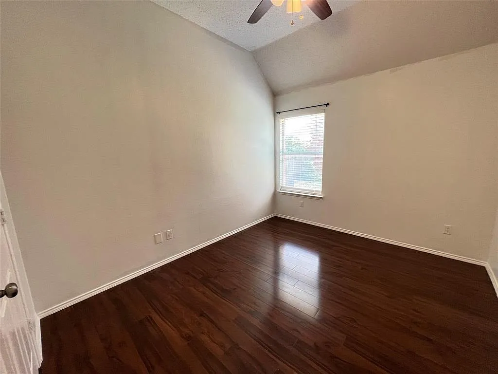 3 bed, 2.0 bath, 2276 sqft, $2,400 — Photo 4