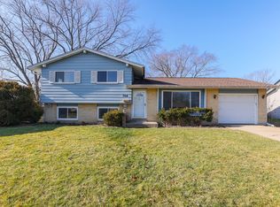 214 Basswood Dr, Elk Grove Village, IL 60007