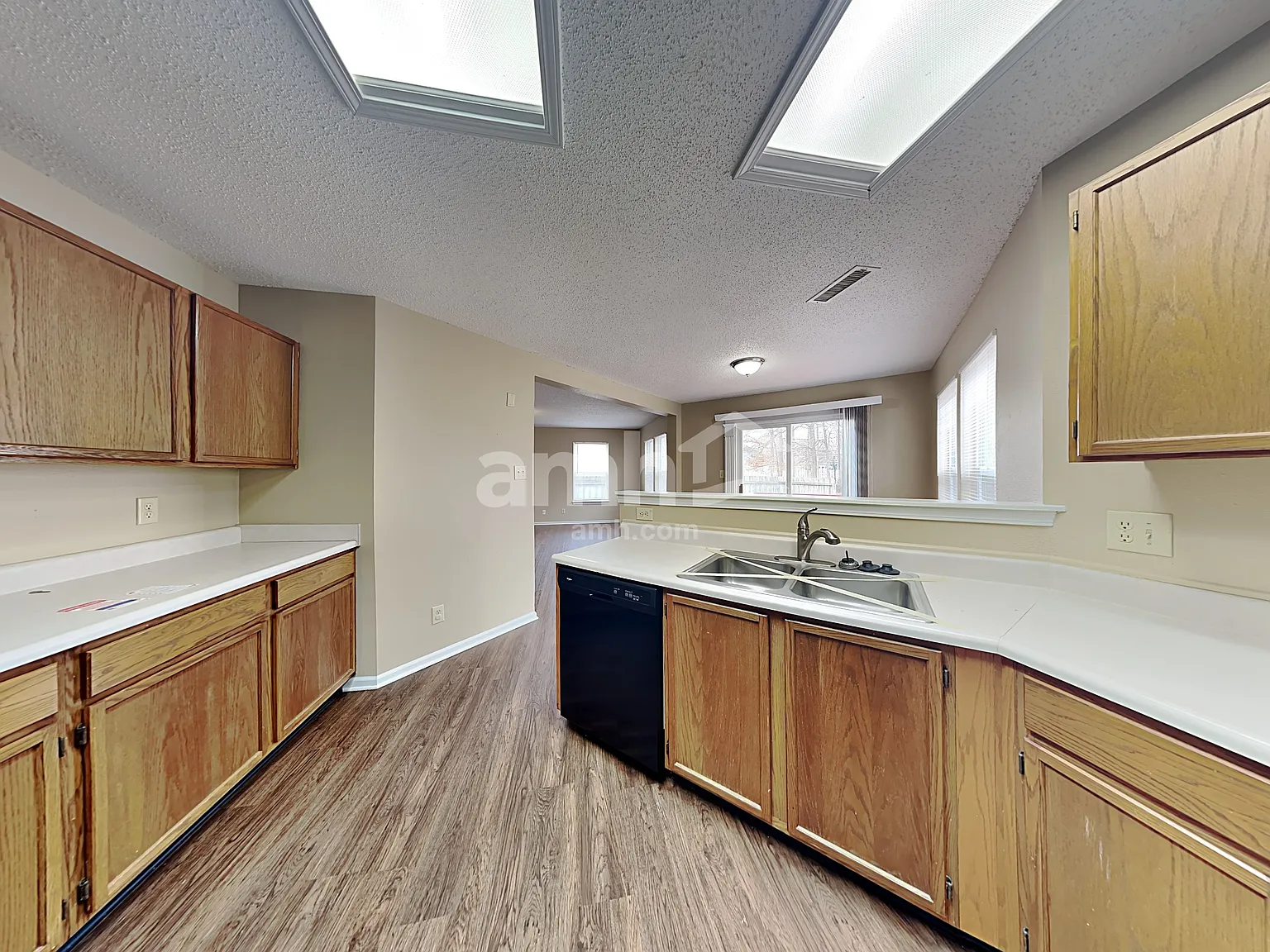 3 bed, 2.5 bath, 2354 sqft, $2,345 — Photo 3