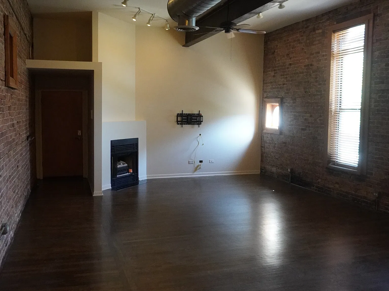 2 bed, 1.0 bath, 2000 sqft, $3,900 — Photo 2