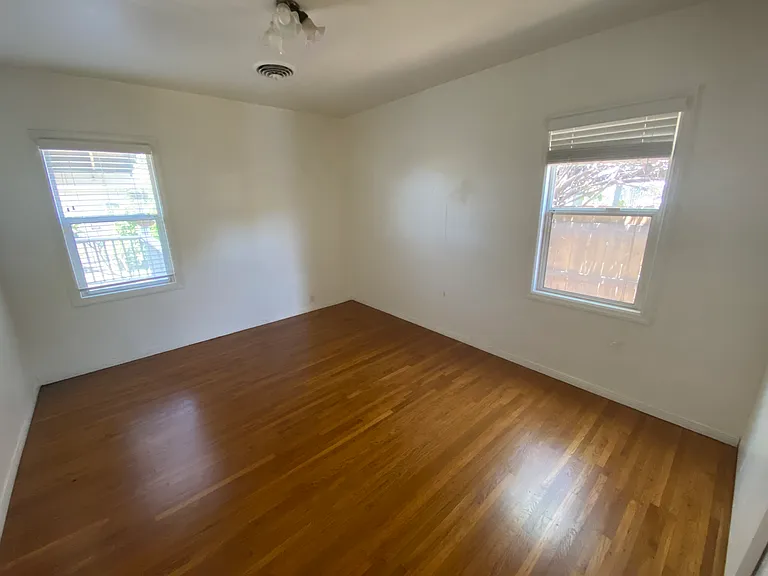 4646 Winona Ave — Photo 14