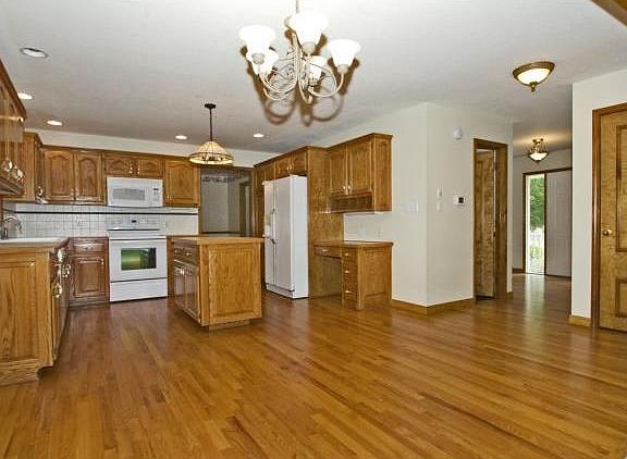 5th image of 126 Oakridge Ct