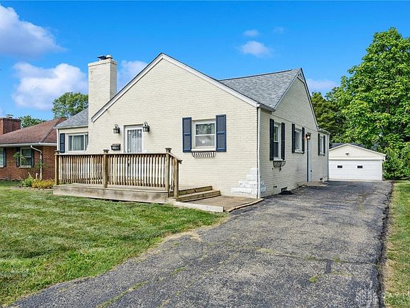 2nd image of 701 E Dorothy Ln