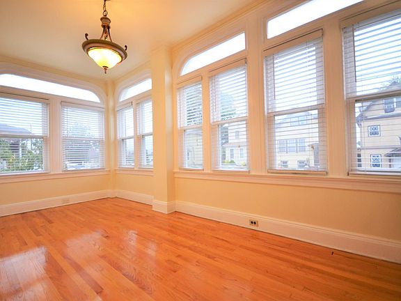 3rd image of 1024 Clarence Ave APT 1