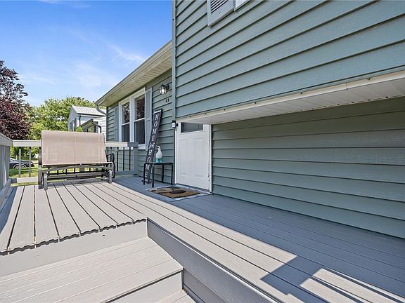 4th image of 49 Coachlight Cir