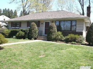 8 Sprucetree Ln, Huntington Station, NY 11746