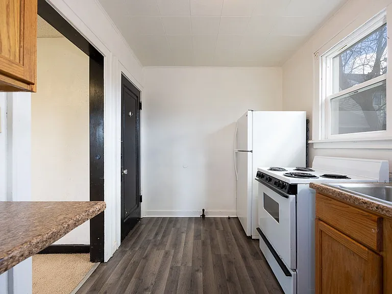 223-225 W Trail St — Photo 18