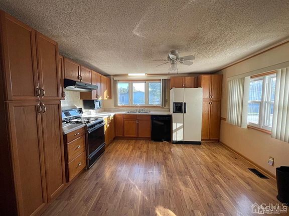 5th image of 230 Richard Ct