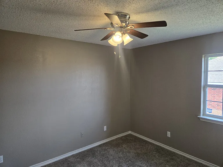 300 Ridgeway Dr — Photo 3