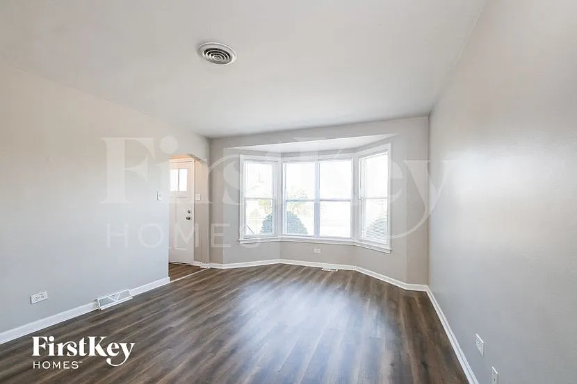 3 bed, 1.0 bath, 1108 sqft, $2,805 — Photo 3