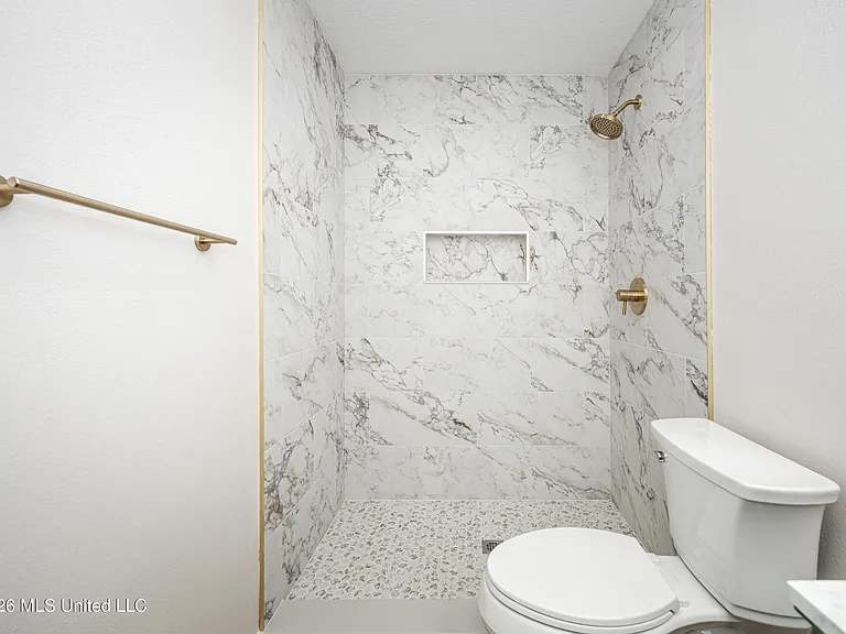 106 Booth Cir — Photo 36