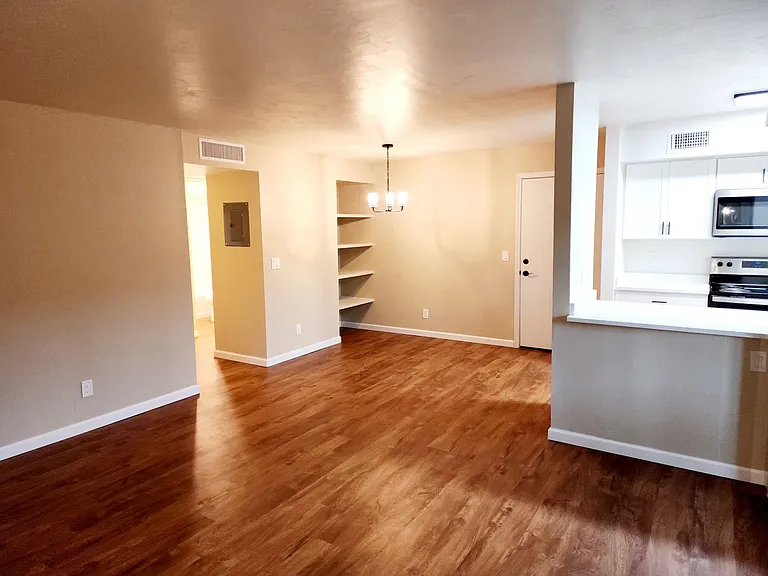 Broadway Proper Apartment ** One Month Free**W/D Included — Photo 24