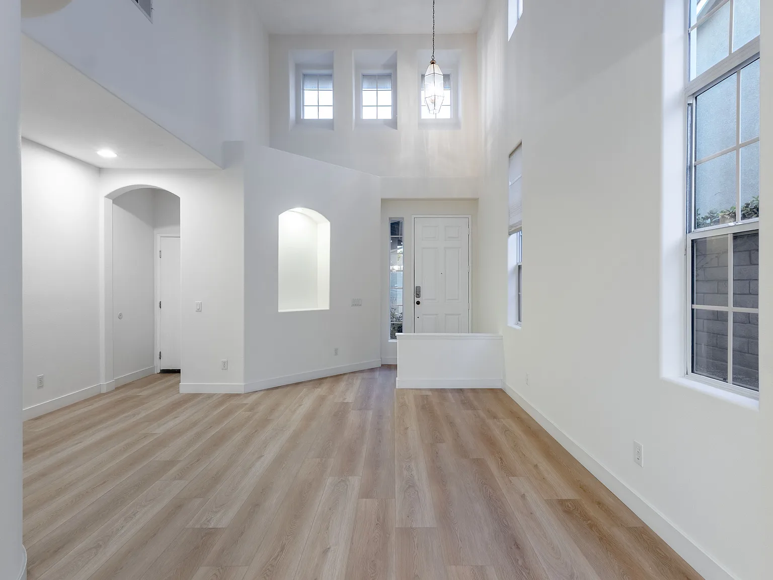 4 bed, 2056 sqft, $5,300 — Photo 3