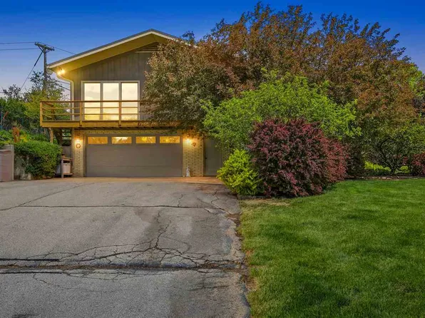 21 Fairview Knl NE, Iowa City, IA 52240