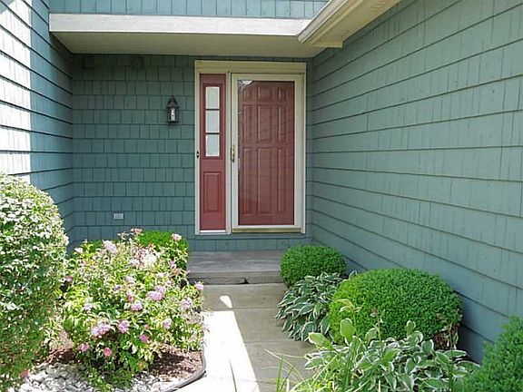 3rd image of 825 Cobblestone Dr