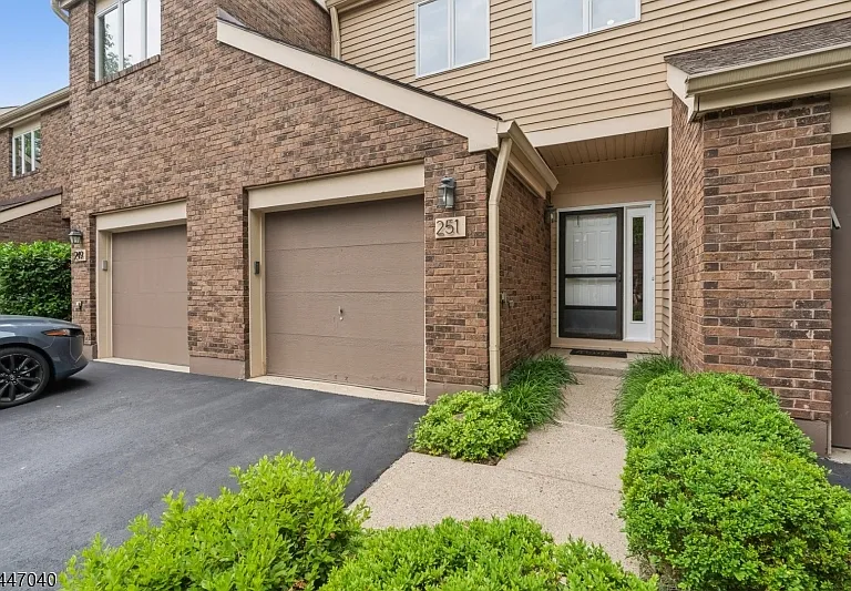 251 Plymouth Ct #251 — Photo 1