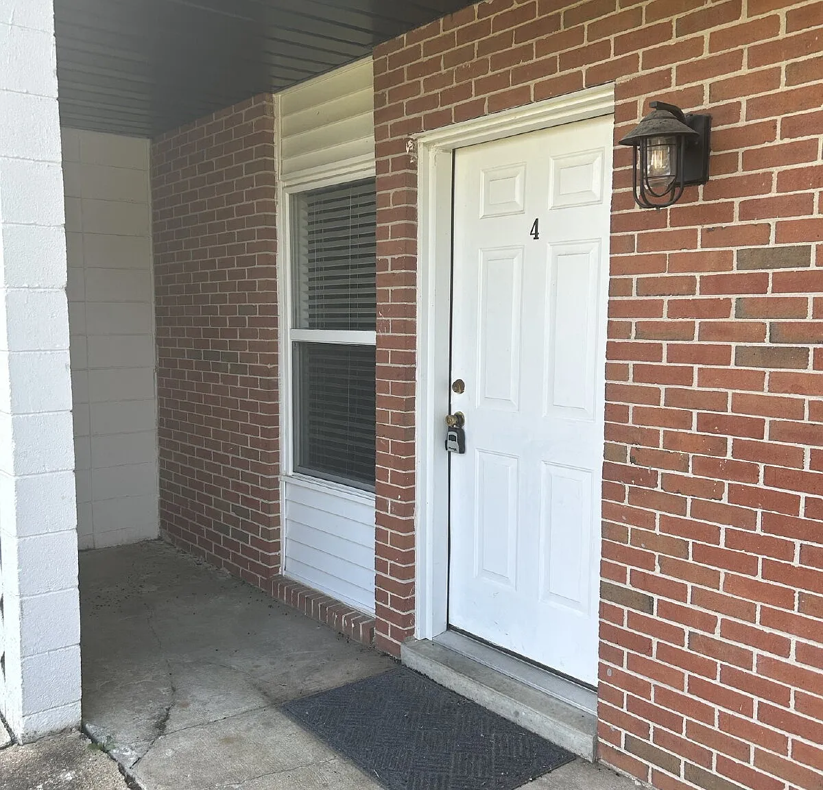 2 bed, 1.0 bath, 894 sqft, $825 — Photo 2