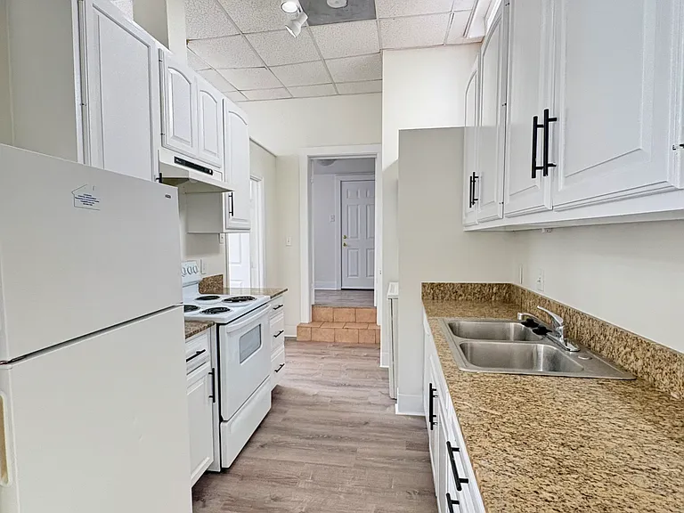 7813 Oak St — Photo 2