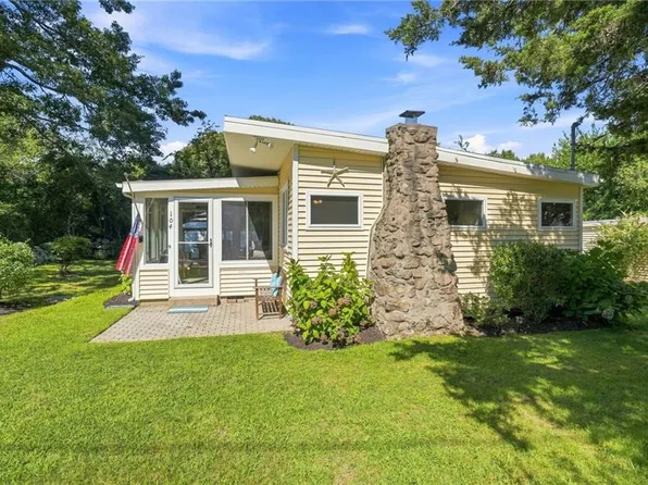 104 Pequot Dr, Charlestown, RI 02813