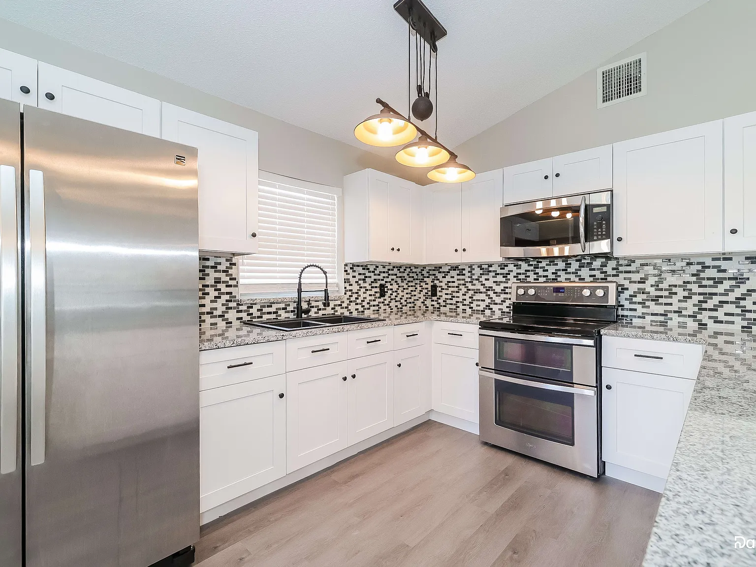 3 bed, 2.0 bath, 1638 sqft, $2,015 — Photo 2